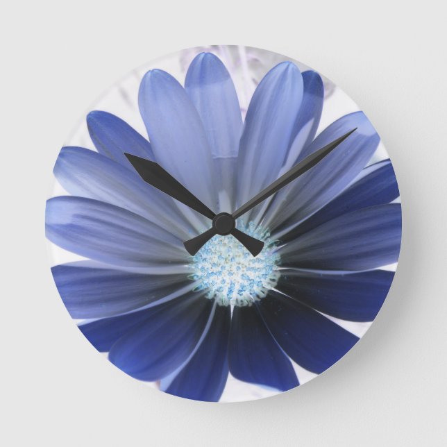 African Daisy Glows Blue Wall Clock Runde Wanduhr (Vorderseite)