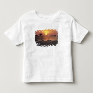 Afrika, Kenia, Amboseli NP. Zebras gehen zum Kleinkind T-shirt