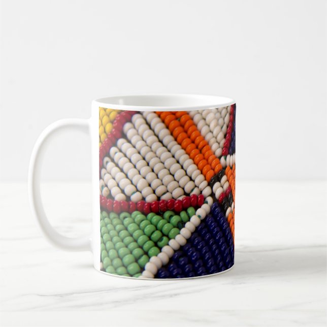 Afrika, Kenia. Maasai-Stammesperlen Kaffeetasse (Links)