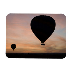 Afrika, Kenia, Masai Mara. Zwei Ballone gleiten Magnet