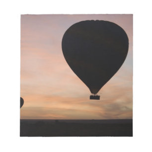 Afrika, Kenia, Masai Mara. Zwei Ballons gleiten Notizblock