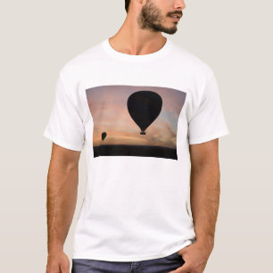 Afrika, Kenia, Masai Mara. Zwei Ballons gleiten T-Shirt