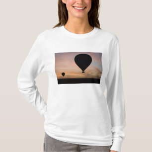 Afrika, Kenia, Masai Mara. Zwei Ballons schweben T-Shirt