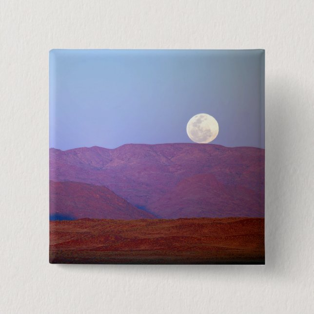 Afrika, Namibia, Sossusvlei. Ein Vollmond ruht Button (Vorderseite)