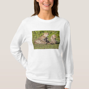 Afrika. Tansania Cheetah Mutter und Jungen 2 T-Shirt
