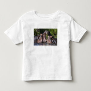 Afrika. Tansania. Kampf der Flusspferde Kleinkind T-shirt
