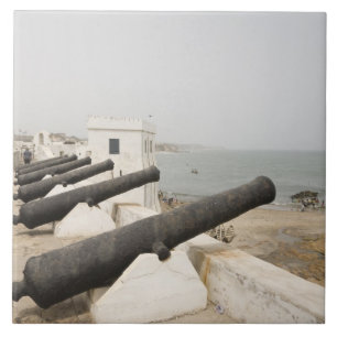 Afrika, Westafrika, Ghana, Elmina. Kanonen schütze Fliese