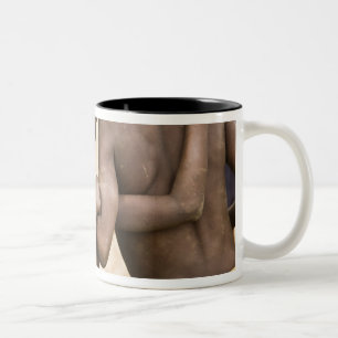 Afrika, Westafrika, Ghana, Yendi. Nahaufnahme Zweifarbige Tasse