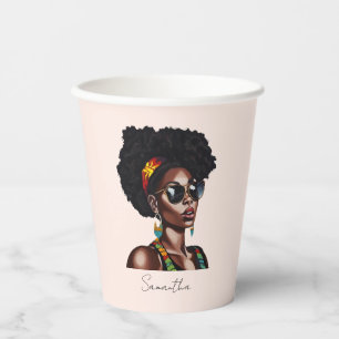 Afrikanische Amerikanerin mit schicke Sonnenbrille Pappbecher
