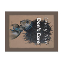 Afrikanische Frau Crazy Hair kümmert sich nicht um