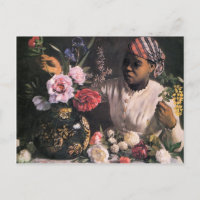 Afrikanische Frau pflanzt Blume in einer Vase
