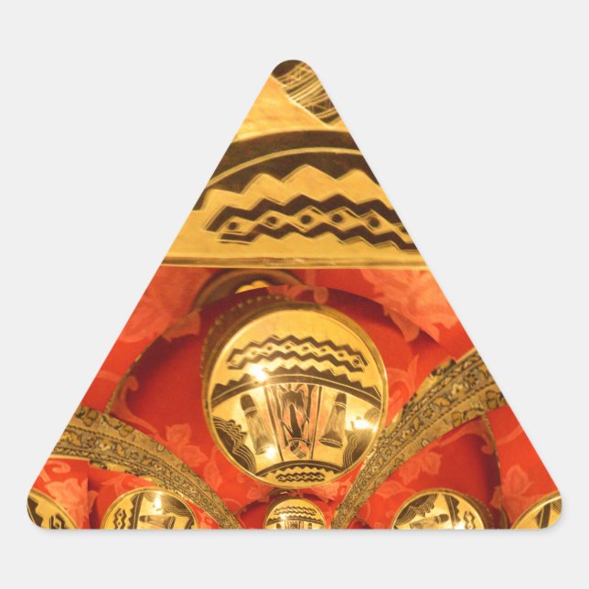 Afrikanische Kulturkunst: Rich Golden Red Design Dreieckiger Aufkleber (Vorderseite)