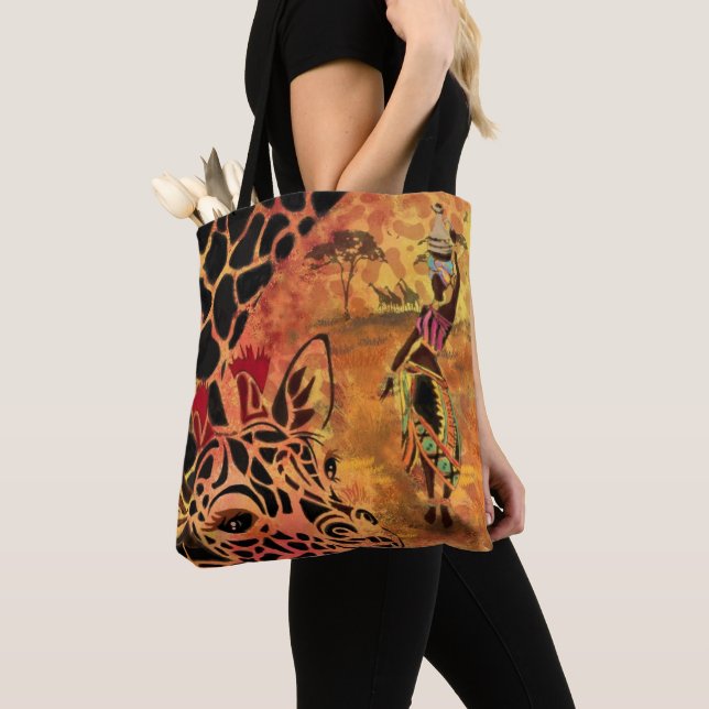 Afrikanische Mädchen und Giraffe Tote Bag (Von Nahem)