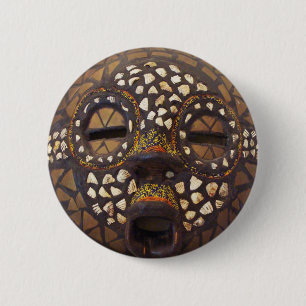 Afrikanische Maske mit Cowrie-Muscheln Button