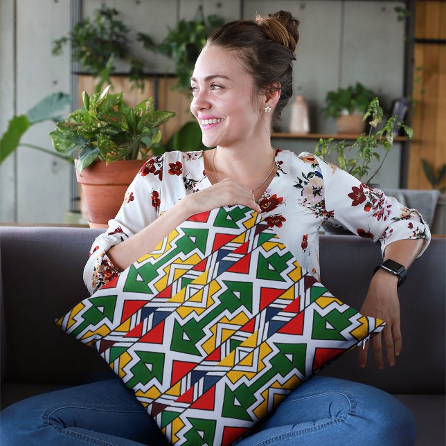 Afrikanische Muster Ethnic Ornament Africa Culture Kissen (African Pattern Ethnic Ornament Africa Culture Throw Pillow Young Woman Sitting on Coach)