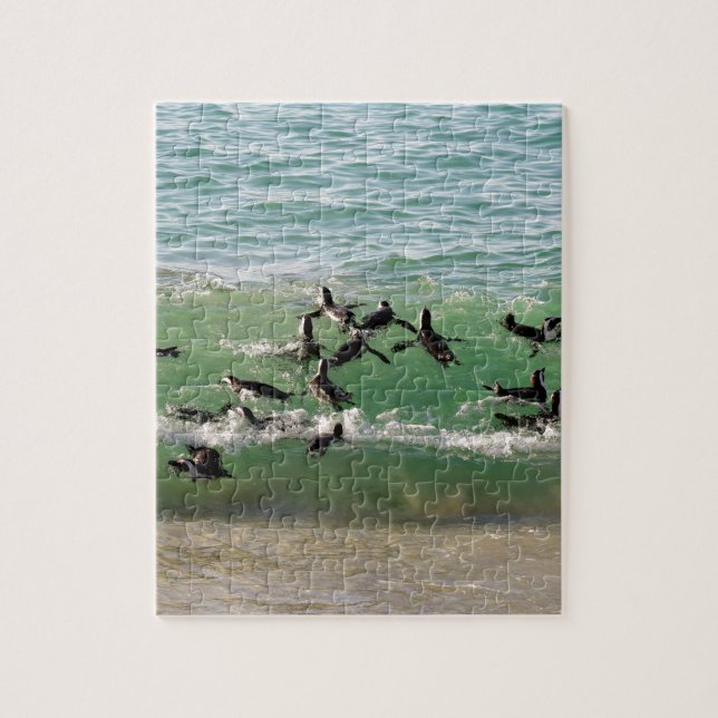 Afrikanische Pinguine schwimmen am Strand Puzzle (Vertikal)