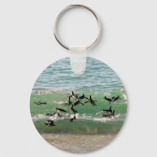 Afrikanische Pinguine schwimmen am Strand Schlüsselanhänger