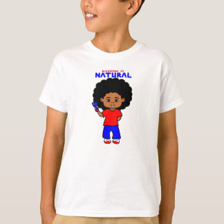 Afrikanischer amerikanischer Junge mit großem T-Shirt