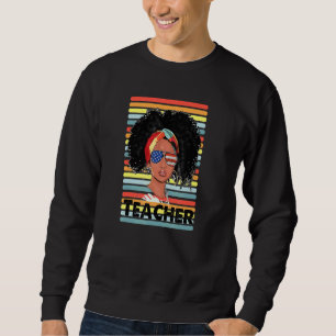 Afrikanischer amerikanischer Lehrer mit amerikanis Sweatshirt