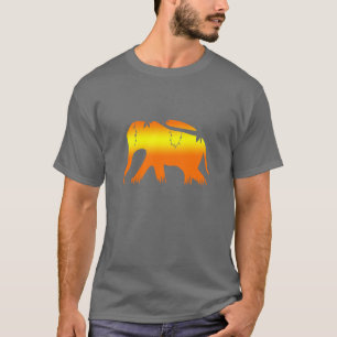 Afrikanischer Elefant, der an der Dämmerung geht T-Shirt