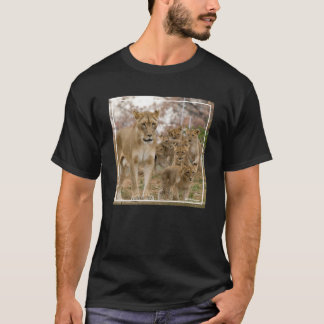 Afrikanischer Löwe CUB mit Mutter T-Shirt