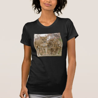Afrikanischer Löwe CUB mit Mutter T-Shirt