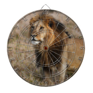 Afrikanischer Löwe im Gras Dartscheibe