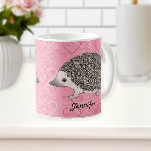 Afrikanischer Pygmäen-Igel auf rosa Herzmuster Kaffeetasse (Von Creator hochgeladen)