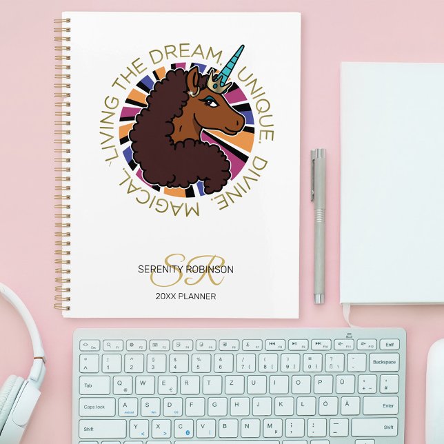 Afro-Einhorn, das den Traum lebt Design Planer (Planner on table)