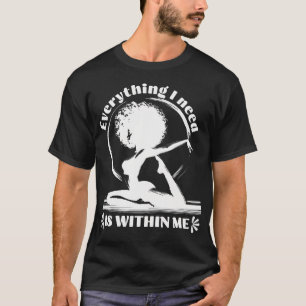 Afro-Mädchen im Yoga-Zitat Zen Balance Meditator T-Shirt