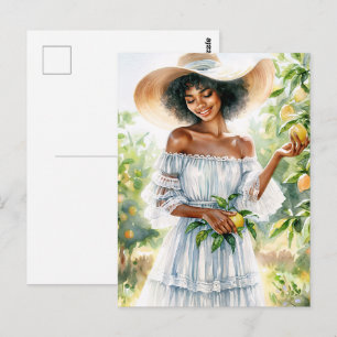Afroamerikanerin lächelt im Zitronenhain Postkarte