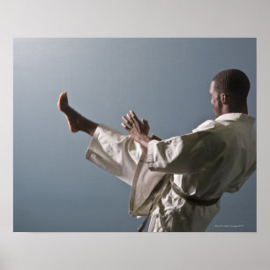 Afroamerikanermann, der die Turnhalle ausarbeitet Poster