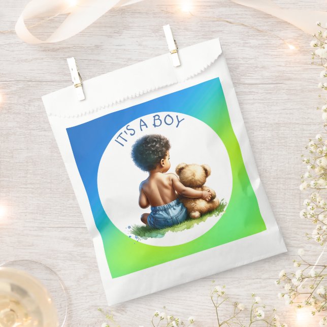 Afroamerikanischer Baby Boy mit Teddy Baby Shower Geschenktütchen (Ausgeschnitten)