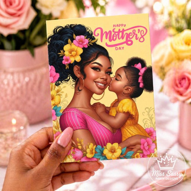 Afroamerikanischer Mama & Tochter zum Muttertag Karte (African American mother and daughter Mother’s Day card held by a brown-skinned female hand.)