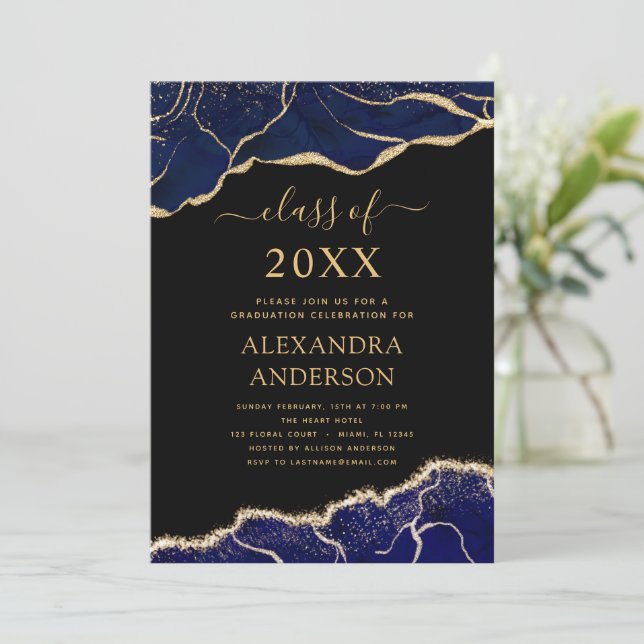 Agate Abschluss Class of 2022 Navy Blue Einladung (Stehend Vorderseite)
