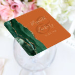 Agate Emerald Green Gold Burnt Orange Wedding Rechteckiger Pappuntersetzer<br><div class="desc">Dieser elegante,  moderne Hochzeitsfest-Untersetzer besticht durch ein smaragdgrünes Aquarell-Dekor mit vergoldetem Imitat-Glitzer. Der goldfarbene Text auf einem verbrannten Orange- oder Rosthintergrund kann leicht angepasst werden,  wobei die Namen der Braut und des Bräutigams in handschriftlicher Kalligraphie über einen großen Ampersand verteilt sind.</div>