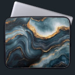 Agate Geode mit Gold und Navy Blue Marmor Laptopschutzhülle<br><div class="desc">Die Laptop-Hülle mit einem auffallenden agate Geoddesign in marineblau-reich-blau mit eleganten goldmarmorfarbenen Akzenten ist ideal,  um dem technischen Schutz eine Touch von Eleganz hinzuzufügen.</div>