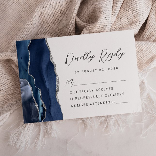 Agate Navy Blue Silver Modern Script Wedding RSVP Karte (Von Creator hochgeladen)