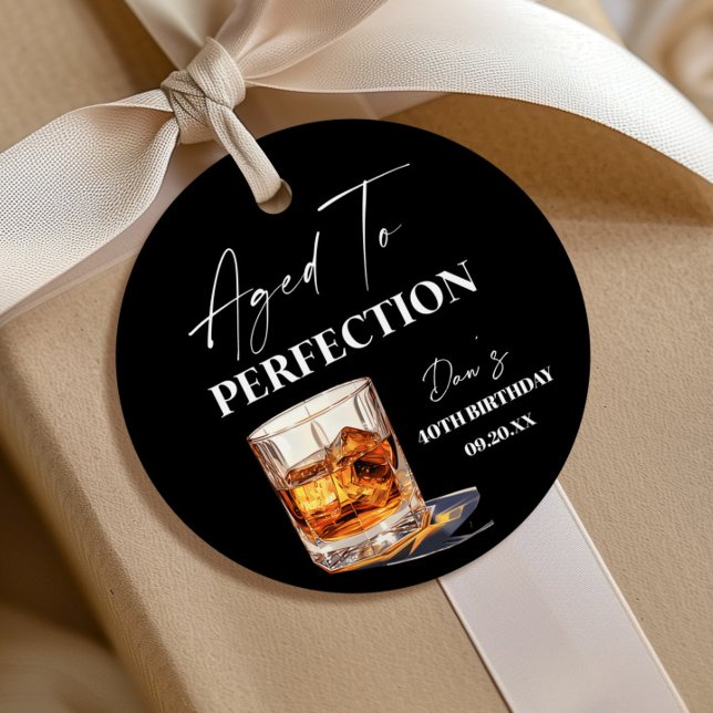 Aged To Perfection Whisky Glass Birthday Party Geschenkanhänger (Von Creator hochgeladen)