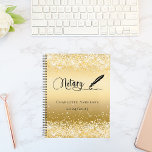 Agent 2025 für die Unterzeichnung von Gold-Notarda Planer<br><div class="desc">Ein goldfarbenes Imitat mit Federstift. Personalisieren und fügen Sie einen Namen und ein Jahr(e) hinzu. Schwarzer Text: Notar</div>