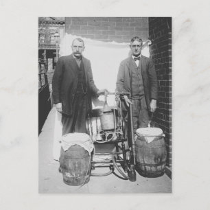 Agenten zeigen Whiskey-Destille, 1920 Postkarte