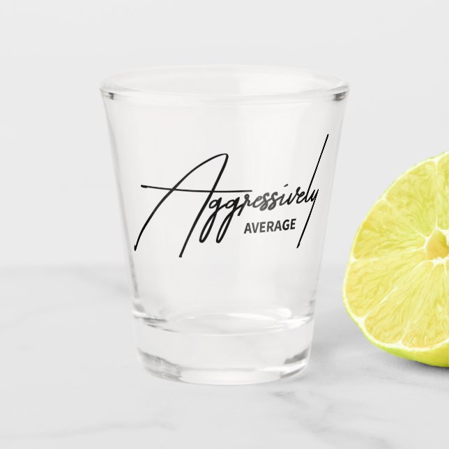 Aggressiv Durchschnittlich Lustig Sarkastisch Mitt Schnapsglas (Vorderseite)