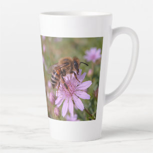 Aggressive Wespe Nahaufnahme, Florale Makroaufnahm Milchtasse