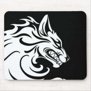 Aggressiver weißer und schwarzer Stammes- Wolf Mousepad