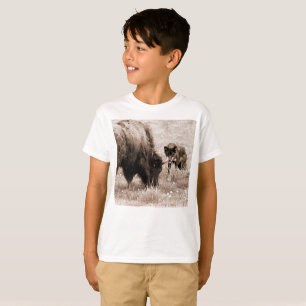 Agressiver Bison und schwarzer Wolf T-Shirt