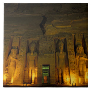 Ägypten, Abu Simbel, Beleuchtete Fassade von Klein Fliese