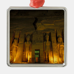 Ägypten, Abu Simbel, Beleuchtete Fassade von Klein Ornament Aus Metall