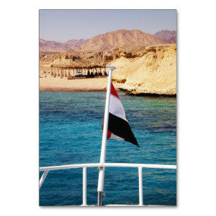 ägyptische Flagge auf dem Hintergrund des azurblau Tischnummer