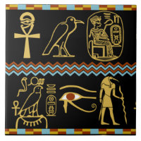Ägyptische Hieroglyphen im Auge des Horusmusters