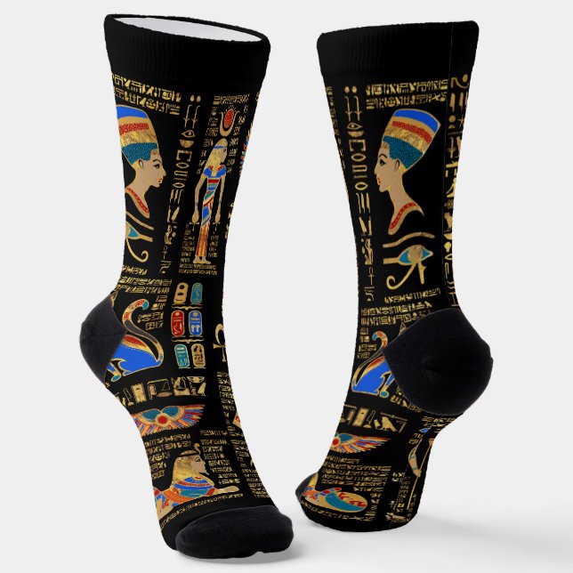 Ägyptische Hieroglyphen und Gottheiten auf schwarz Socken (Gewinkelt)